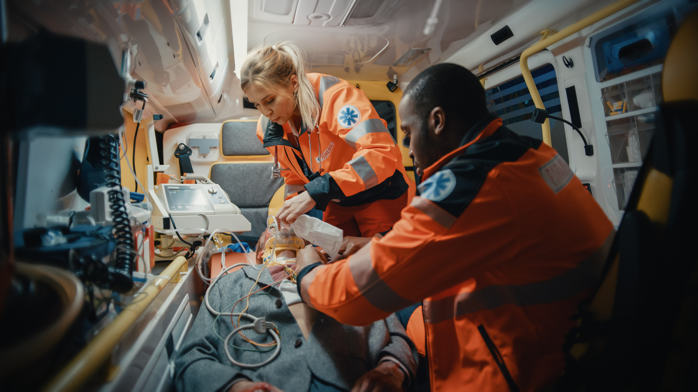 What's the Difference Between an EMT and a Paramedic?